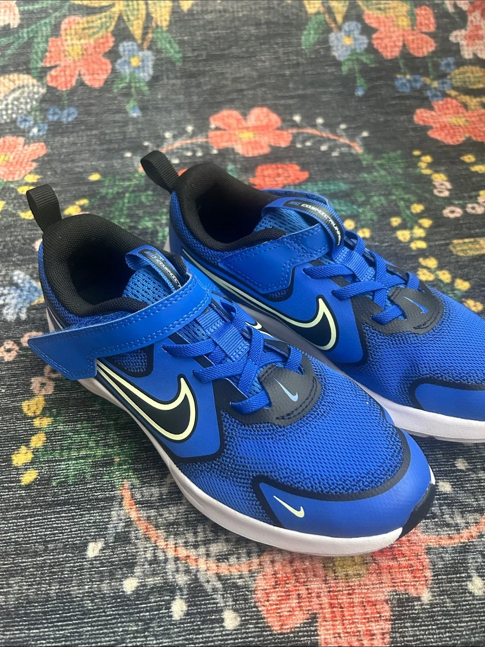 Like New: Nike Cosmic Runner Kids Sneakers, Size 2.5